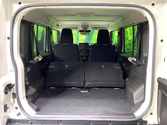 普段のお買い物や通勤、送迎等に十分な荷室スペースを確保しております。セカンドシートを倒すと、大きな荷物の積載も可能です♪
