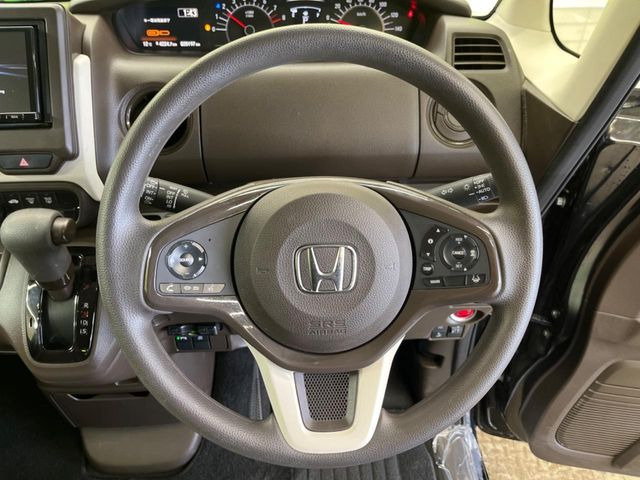 �y�z���_�Z���V���O�z���s���ɑO���̎ԗ�����F�����A�Փ˂������Ȏ��͌x��ƃu���[�L�ŏՓˉ���Ɣ�Q�y�����A�V�X�g�B�����S�Ƀh���C�u�����y���݂��������܂��B