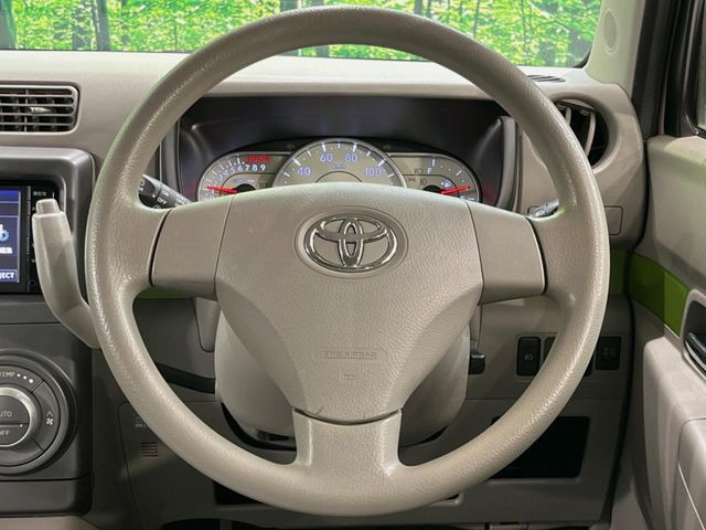 �C���e���A�ɍ��킹���f�U�C���̃X�e�A�����O�́A�^�]�������̂��Ƃ��l���A�^�]���₷���`��A�傫���ł��B�����x�A���ۂɐG���Ă��m���߂��������B