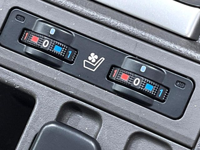 【シートベンチレーション】夏場は涼しい風でお尻や背中の熱やムレを防ぎ、冬はエアコンよりも早く温まってポカポカに!季節を問わず快適に過ごせます。