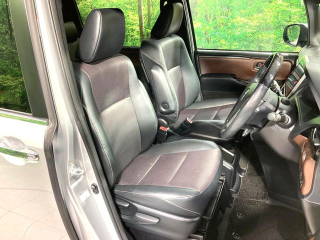 【合皮レザーシート】汚れのふき取りが容易でメンテナンスもが簡単な、機能性に優れる合成皮革を採用した上質なシートです。座り心地もよく、高級感あふれる心地良い車内空間を演出してくれます。