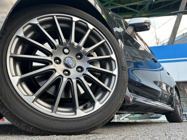 �y����18�C���`�A���~�z�C�[���z�O�ςɃ}�b�`���������A���~�z�C�[���𑕒����Ă���܂��B�e��ЊO�A���~�z�C�[����A�X�^�b�h���X�^�C�����戵�����Ă���܂��B���񂲑��k����������