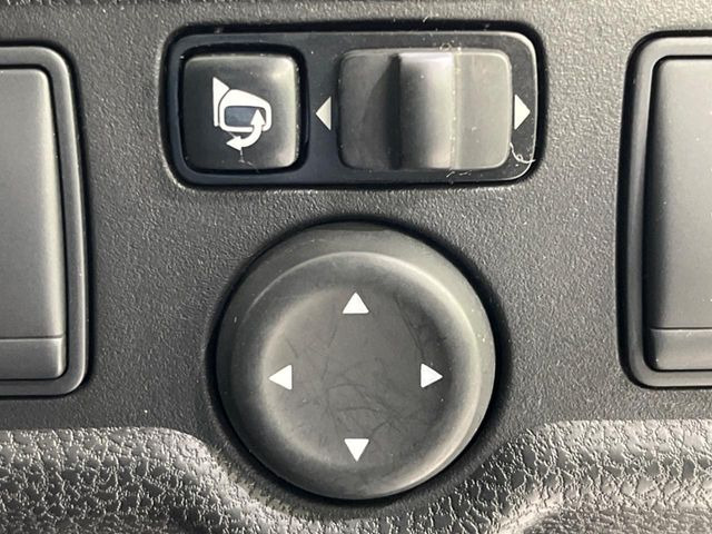 �y�d���i�[�~���[�z�T�C�h�~���[�͓d���i�[���ƂȂ��Ă���A�������ԏ�ł��L�Y�������X�N��}�����܂��B