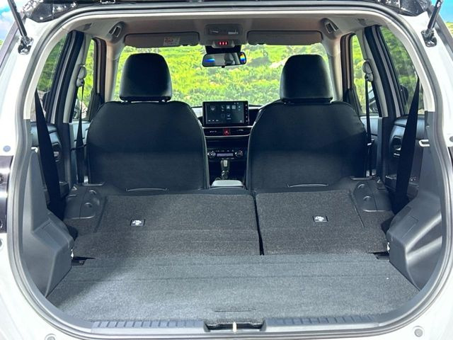 ���i�̂���������ʋ΁A���}���ɏ\���ȉ׎��X�y�[�X���m�ۂ��Ă���܂��B�Z�J���h�V�[�g��|���ƁA�傫�ȉו��̐ύڂ��\�ł���