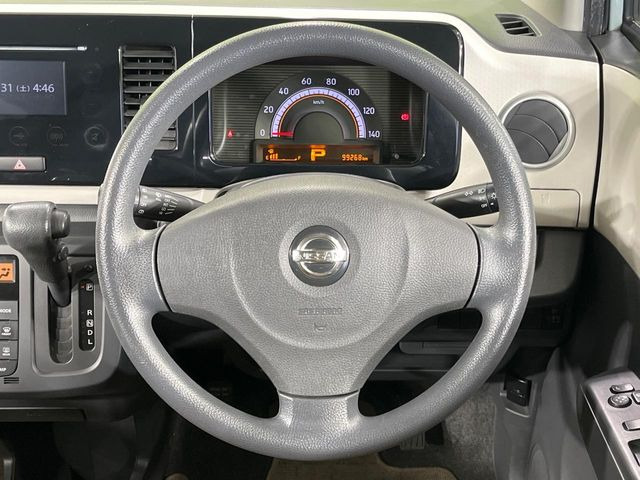 �C���e���A�ɍ��킹���f�U�C���̃X�e�A�����O�́A�^�]�������̂��Ƃ��l���A�^�]���₷���`��A�傫���ł��B�����x�A���ۂɐG���Ă��m���߂��������B