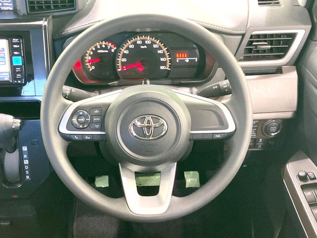 �C���e���A�ɍ��킹���f�U�C���̃X�e�A�����O�́A�^�]�������̂��Ƃ��l���A�^�]���₷���`��A�傫���ł��B�����x�A���ۂɐG���Ă��m���߂��������B