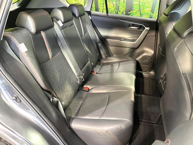 広々とした2列目シートは居住性が高く、居心地も快適!友達や家族とのお出かけにぴったりです。ベビーシートやチャイルドシート使用時も快適にお過ごしいただける十分な空間を確保しています。