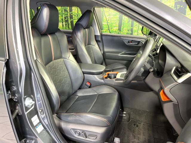 【ハーフレザーシート】高級感と座り心地を両立した人気のシート♪背面・座面のファブリック素材は、通気性の良さや滑りにくさに優れています。気温や服装に左右されず快適にお乗りいただけます。