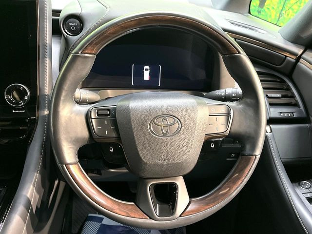 【ウッドコンビステアリング】高級感ある木目調パーツを採用した手に良く馴染むコンビハンドル。運転席廻りの雰囲気も一気に豪華になります!