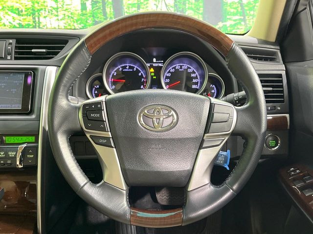 �C���e���A�ɍ��킹���f�U�C���̃X�e�A�����O�́A�^�]�������̂��Ƃ��l���A�^�]���₷���`��A�傫���ł��B�����x�A���ۂɐG���Ă��m���߂��������B