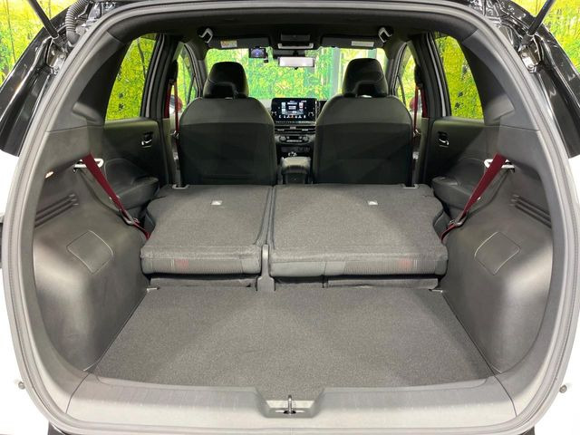 ���i�̂���������ʋ΁A���}���ɏ\���ȉ׎��X�y�[�X���m�ۂ��Ă���܂��B�Z�J���h�V�[�g��|���ƁA�傫�ȉו��̐ύڂ��\�ł���