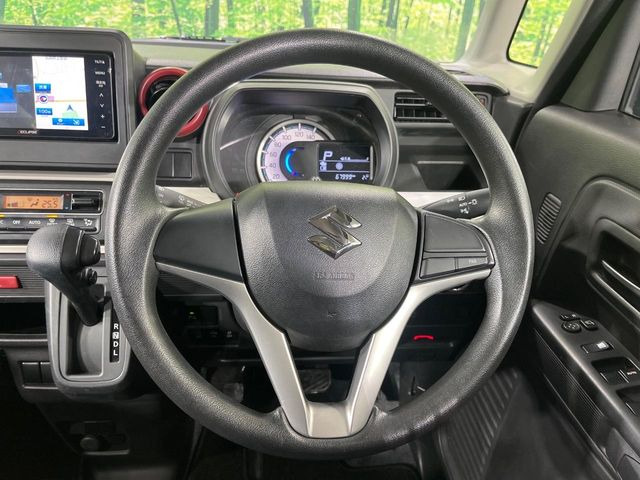 �C���e���A�ɍ��킹���f�U�C���̃X�e�A�����O�́A�^�]�������̂��Ƃ��l���A�^�]���₷���`��A�傫���ł��B�����x�A���ۂɐG���Ă��m���߂��������B