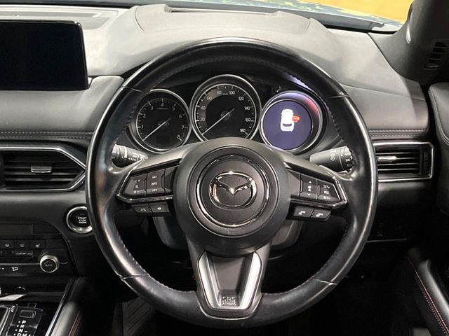 インテリアに合わせたデザインのステアリングは、運転される方のことも考え、運転しやすい形状、大きさです。是非一度、実際に触ってお確かめください。