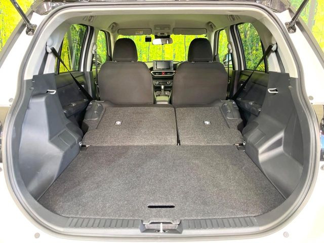 ラゲッジルームは、大容量のスペースを確保。普段のお買い物からレジャーまで、幅広く活躍してくれます!また、リアシートを倒すことでバリエーション豊かにお使いいただけます。