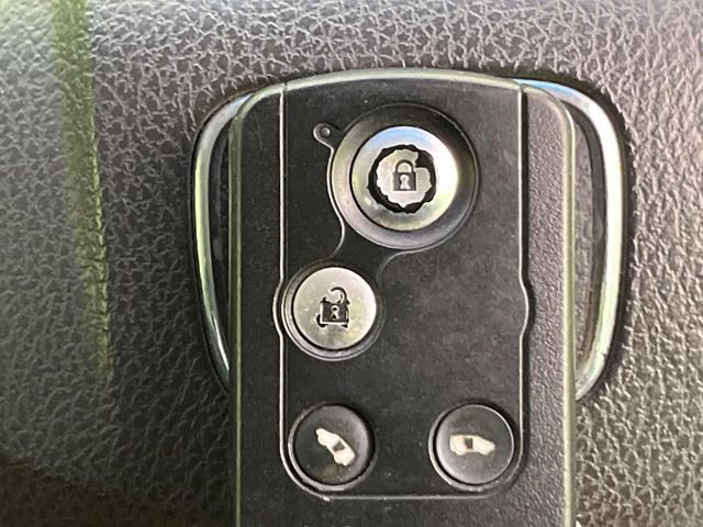 �yHonda�X�}�[�g�L�[�z�J�o����|�P�b�g�ɓ��ꂽ�܂܂ł��h�A�̎{���E�������\�ȃX�}�[�g�L�[�𑕔��B�G���W���̃I���E�I�t�����J�M�����o���K�v����������Ƃ��Ă��֗��ł���