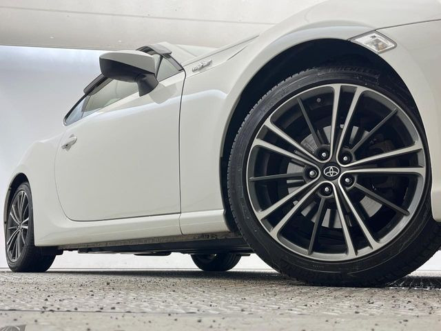 �y����17�C���`�A���~�z�C�[���z�O�ςɃ}�b�`���������A���~�z�C�[���𑕒����Ă���܂��B�e��ЊO�A���~�z�C�[����A�X�^�b�h���X�^�C�����戵�����Ă���܂��B���񂲑��k����������