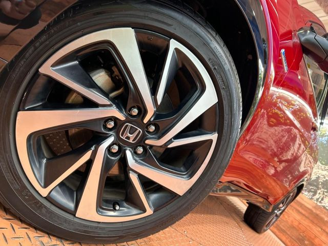 �y����18�C���`�A���~�z�C�[���z�O�ςɃ}�b�`���������A���~�z�C�[���𑕒����Ă���܂��B�e��ЊO�A���~�z�C�[����A�X�^�b�h���X�^�C�����戵�����Ă���܂��B���񂲑��k����������