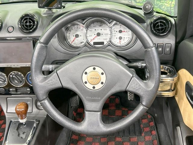 �C���e���A�ɍ��킹���f�U�C���̃X�e�A�����O�́A�^�]�������̂��Ƃ��l���A�^�]���₷���`��A�傫���ł��B�����x�A���ۂɐG���Ă��m���߂��������B