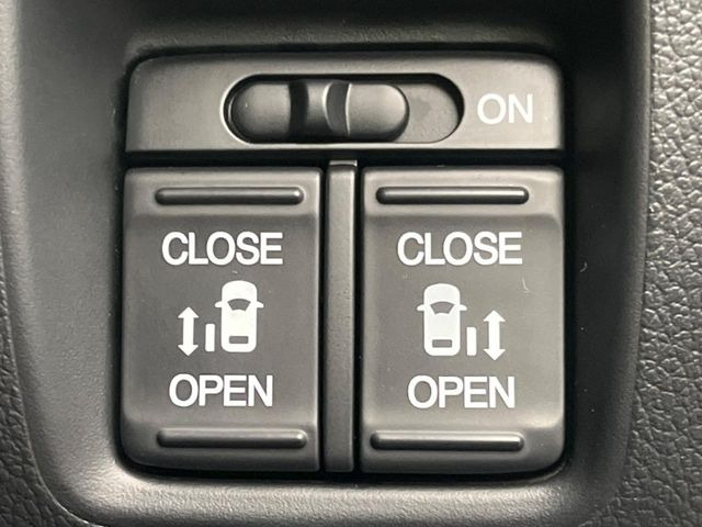 �y�����X���C�h�h�A�z���ԏ�ŗׂ̎ԂƂ̊Ԋu���������ɂ������A�X���C�h�h�A�Ȃ���S!�h�A�I�[�v������������炸�A�J�������L���̂ŏ��~�肪�Ƃ��Ă��ȒP�ł��B�傫�ȉו��̏o���������Ȃ���\��