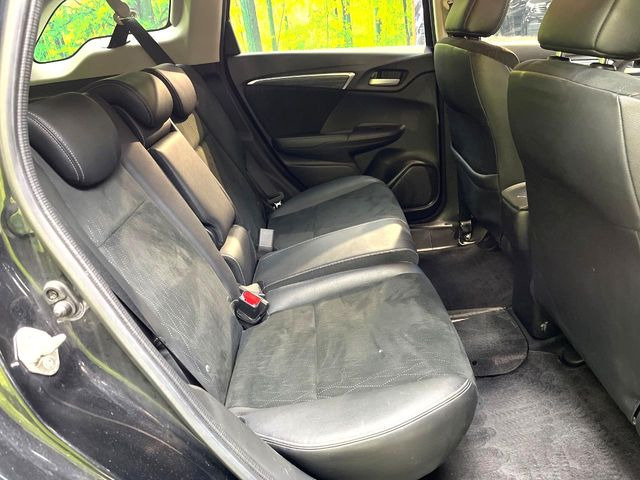 �R���p�N�g�J�[�ł����A�Z�J���h�V�[�g�͏\���ȍL����������K�ɂ���肢�������܂���V�[�g��|���đ傫�ȉו���ς񂾂�ƁA�p�r�̕����L��1��ł��B