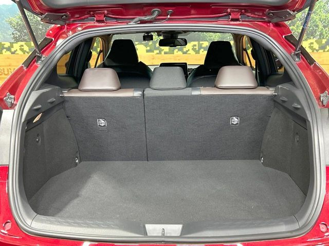 ���i�̂���������ʋ΁A���}���ɏ\���ȉ׎��X�y�[�X���m�ۂ��Ă���܂��B�Z�J���h�V�[�g��|���ƁA�傫�ȉו��̐ύڂ��\�ł���