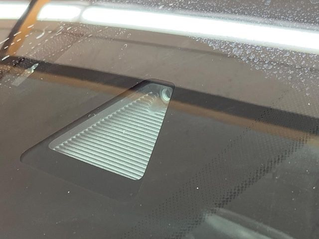 �y�X�}�[�g�u���[�L�T�|�[�g�z���s���ɑO���̎ԗ�����F�����A�Փ˂������Ȏ��͌x��ƃu���[�L�ŏՓˉ���Ɣ�Q�y�����A�V�X�g�B�����S�Ƀh���C�u�����y���݂��������܂��B