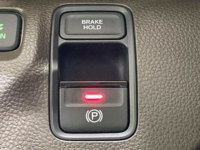 �y�I�[�g�u���[�L�z�[���h�z�M���҂���a�؂Œ�Ԏ��Ƀu���[�L���瑫�𗣂��Ă��A��~��Ԃ�ێ����Ă���܂��B�O�i����Ƃ��̓A�N�Z���𓥂߂Ύ����ŉ��������̂ň��S��X���^�]���y�ɂȂ�܂���