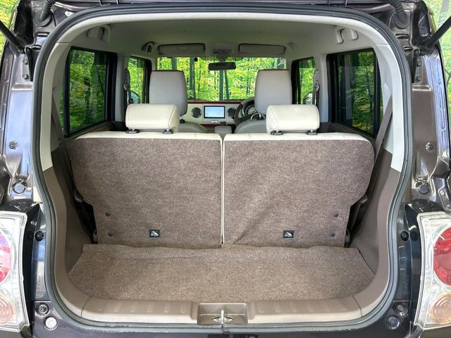 ���i�̂���������ʋ΁A���}���ɏ\���ȉ׎��X�y�[�X���m�ۂ��Ă���܂��B�Z�J���h�V�[�g��|���ƁA�傫�ȉו��̐ύڂ��\�ł���