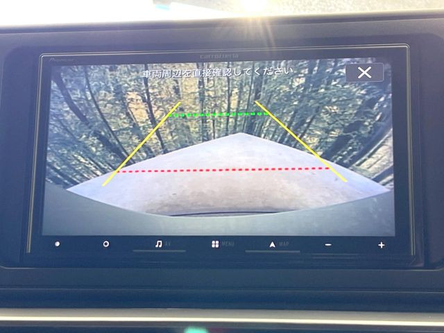 【バックカメラ】駐車時に後方がリアルタイム映像で確認できます。大型商業施設や立体駐車場での駐車時や、夜間のバック時に大活躍!運転スキルに関わらず、今や必須となった装備のひとつです!