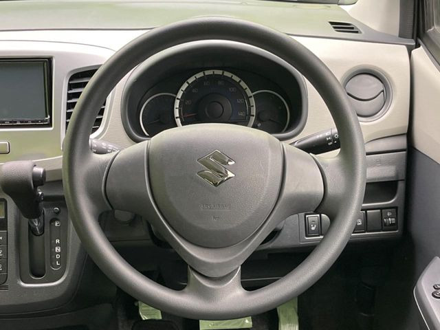 �C���e���A�ɍ��킹���f�U�C���̃X�e�A�����O�́A�^�]�������̂��Ƃ��l���A�^�]���₷���`��A�傫���ł��B�����x�A���ۂɐG���Ă��m���߂��������B