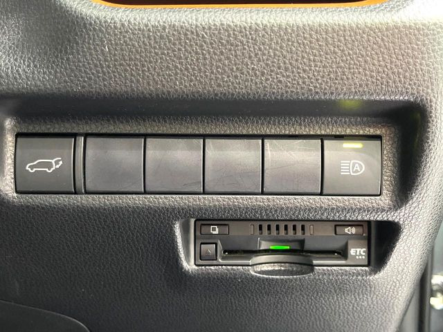 【パワーバックドア】スマートキーや運転席のボタンを押すだけでリアゲートが自動で開閉します!荷物を持っている時や、高い位置にあるバックドアを閉める際に便利な機能です♪