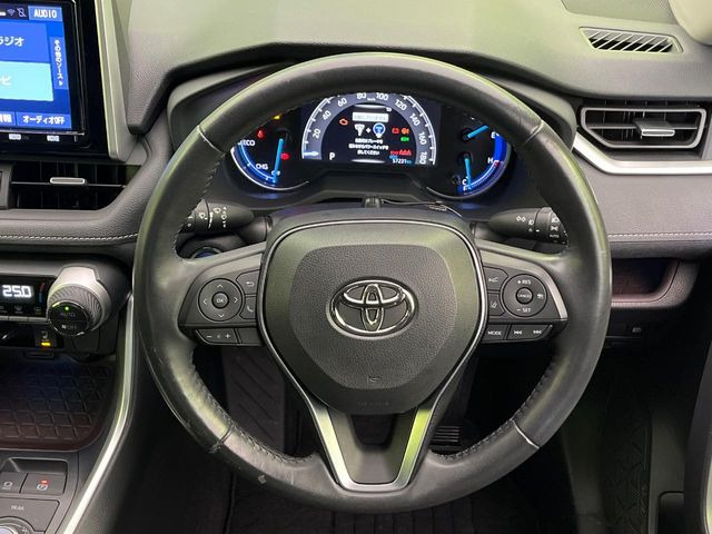 �C���e���A�ɍ��킹���f�U�C���̃X�e�A�����O�́A�^�]�������̂��Ƃ��l���A�^�]���₷���`��A�傫���ł��B�����x�A���ۂɐG���Ă��m���߂��������B