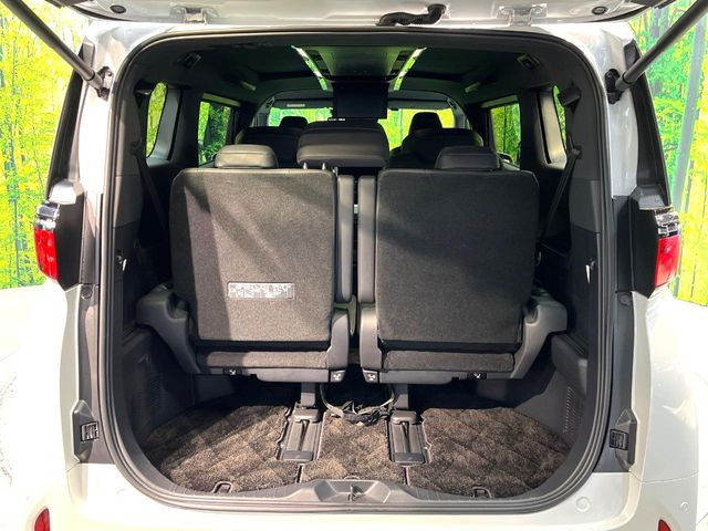 普段のお買い物や通勤、送迎等に十分な荷室スペースを確保しております。サードシートを跳ね上げると、大きな荷物の積載も可能です♪