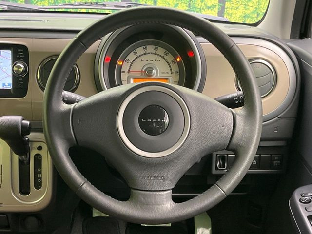 �C���e���A�ɍ��킹���f�U�C���̃X�e�A�����O�́A�^�]�������̂��Ƃ��l���A�^�]���₷���`��A�傫���ł��B�����x�A���ۂɐG���Ă��m���߂��������B