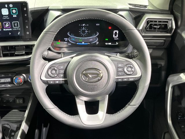 �C���e���A�ɍ��킹���f�U�C���̃X�e�A�����O�́A�^�]�������̂��Ƃ��l���A�^�]���₷���`��A�傫���ł��B�����x�A���ۂɐG���Ă��m���߂��������B