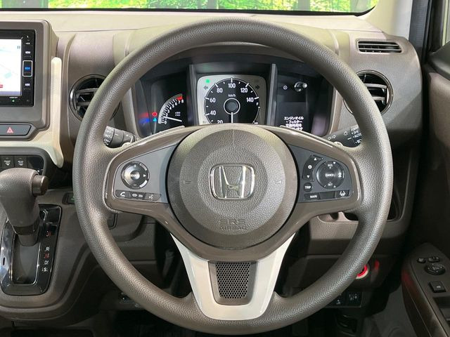 �C���e���A�ɍ��킹���f�U�C���̃X�e�A�����O�́A�^�]�������̂��Ƃ��l���A�^�]���₷���`��A�傫���ł��B�����x�A���ۂɐG���Ă��m���߂��������B