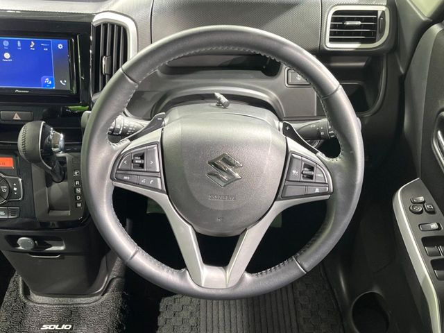 �C���e���A�ɍ��킹���f�U�C���̃X�e�A�����O�́A�^�]�������̂��Ƃ��l���A�^�]���₷���`��A�傫���ł��B�����x�A���ۂɐG���Ă��m���߂��������B