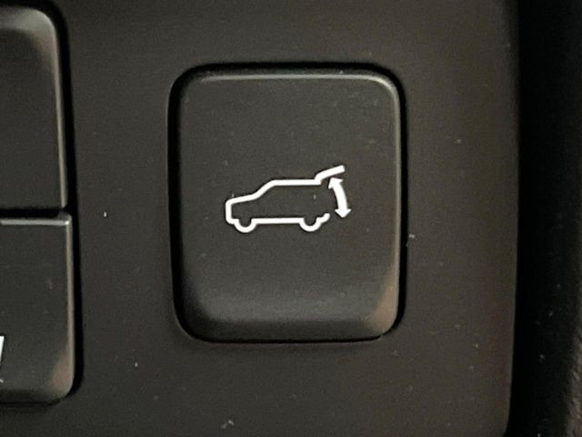 【パワーバックドア】スマートキーや運転席のボタンを押すだけでリアゲートが自動で開閉します!荷物を持っている時や、高い位置にあるバックドアを閉める際に便利な機能です♪