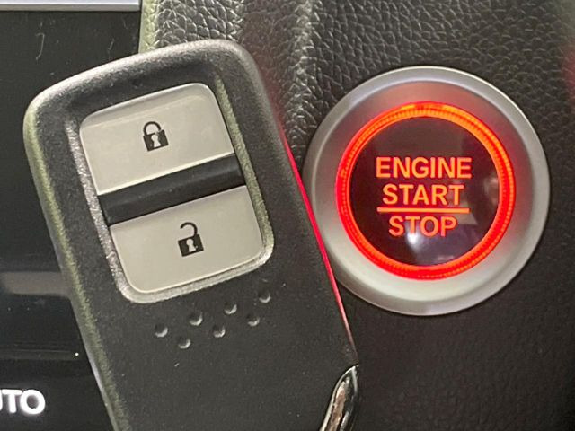 �yHonda�X�}�[�g�L�[�z�J�o����|�P�b�g�ɓ��ꂽ�܂܂ł��h�A�̎{���E�������\�ȃX�}�[�g�L�[�𑕔��B�G���W���̃I���E�I�t�����J�M�����o���K�v����������Ƃ��Ă��֗��ł���