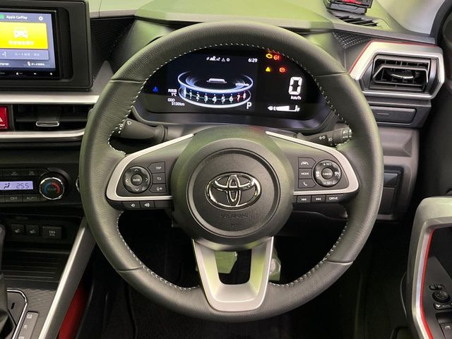 �C���e���A�ɍ��킹���f�U�C���̃X�e�A�����O�́A�^�]�������̂��Ƃ��l���A�^�]���₷���`��A�傫���ł��B�����x�A���ۂɐG���Ă��m���߂��������B