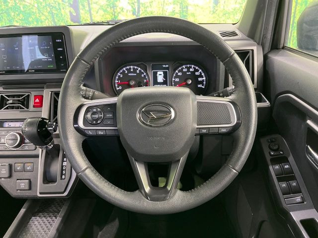 �C���e���A�ɍ��킹���f�U�C���̃X�e�A�����O�́A�^�]�������̂��Ƃ��l���A�^�]���₷���`��A�傫���ł��B�����x�A���ۂɐG���Ă��m���߂��������B