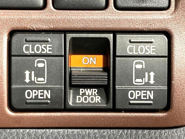 【両側パワースライドドア】スマートキーや運転席のスイッチで後席両側スライドドアの開閉が可能♪電動だから力を入れてドアを開ける必要が無く、小さなお子様でも簡単に開け閉めでき快適です♪