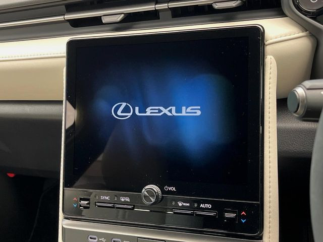 �y9.8�C���` �f�B�X�v���C�I�[�f�B�I�z���ʂ̃f�B�X�v���C��AppleCarPlay��AndroidAuto�����p�\�B�傫�ȉ�ʂŃX�}�z�i�r�A�v���������p���������܂���