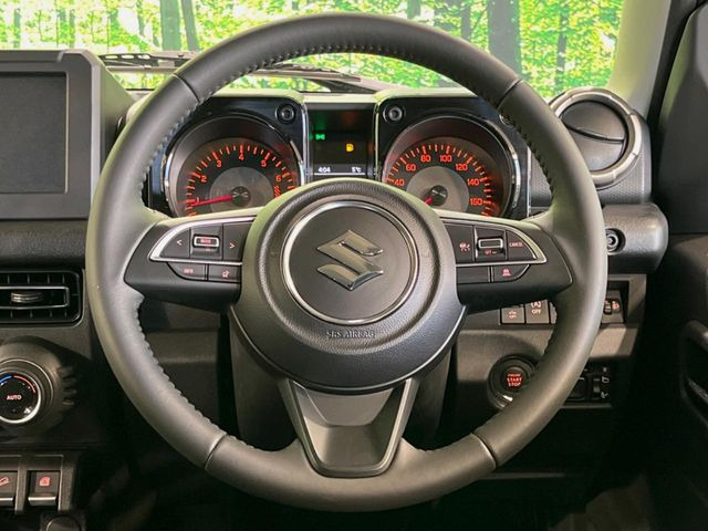 �C���e���A�ɍ��킹���f�U�C���̃X�e�A�����O�́A�^�]�������̂��Ƃ��l���A�^�]���₷���`��A�傫���ł��B�����x�A���ۂɐG���Ă��m���߂��������B