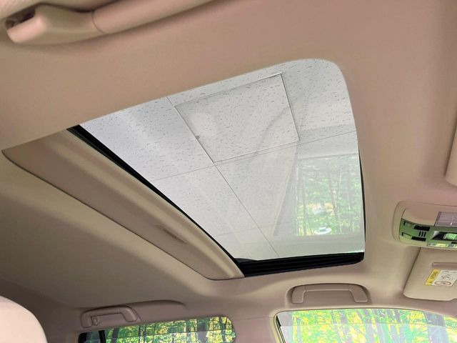 【サンルーフ】開放感たっぷりの希少装備、サンルーフが装着されています!車内に明かりを取り入れたり景色を楽しむ以外にも、車内の空気も簡単に換気できて快適です!