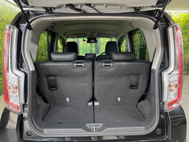 ���i�̂���������ʋ΁A���}���ɏ\���ȉ׎��X�y�[�X���m�ۂ��Ă���܂��B�Z�J���h�V�[�g��|���ƁA�傫�ȉו��̐ύڂ��\�ł���