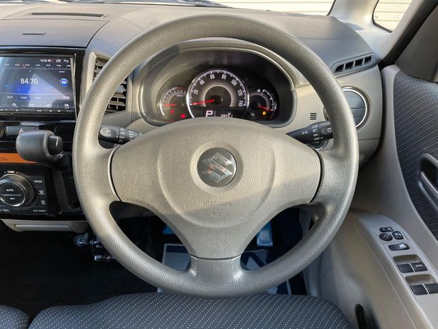 �C���e���A�ɍ��킹���f�U�C���̃X�e�A�����O�́A�^�]�������̂��Ƃ��l���A�^�]���₷���`��A�傫���ł��B�����x�A���ۂɐG���Ă��m���߂��������B