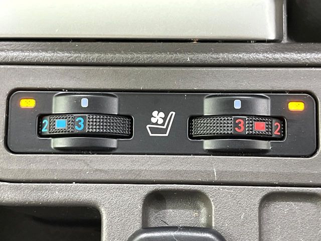 【シートベンチレーション】夏場は涼しい風でお尻や背中の熱やムレを防ぎ、冬はエアコンよりも早く温まってポカポカに!季節を問わず快適に過ごせます。