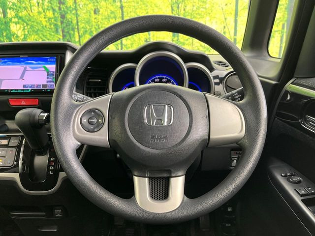 �C���e���A�ɍ��킹���f�U�C���̃X�e�A�����O�́A�^�]�������̂��Ƃ��l���A�^�]���₷���`��A�傫���ł��B�����x�A���ۂɐG���Ă��m���߂��������B