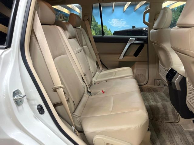 後部座席も気になるようなキズ・汚れやへたり等、大きなダメージはなく、良好な状態です。